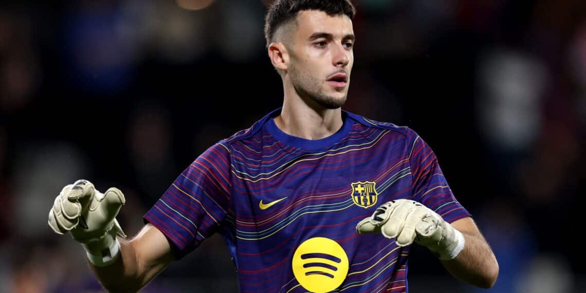 Joan García, calentando con el Barcelona.