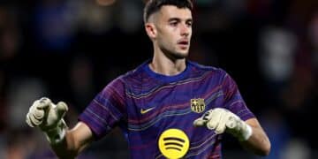 Joan García, calentando con el Barcelona.