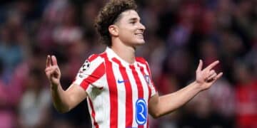 Julián Álvarez celebra un gol con el Atlético.