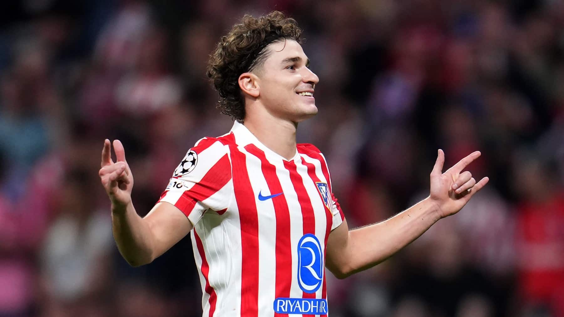 Julián Álvarez celebra un gol con el Atlético.