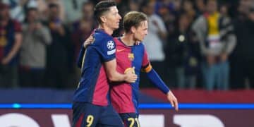Lewandowski y Frenkie de Jong celebran un gol del Barcelona.