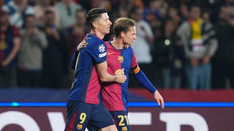 Lewandowski y Frenkie de Jong celebran un gol del Barcelona.