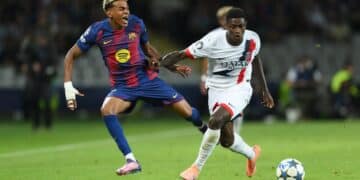 Nuno Mendes y Lamine Yamal pugnan por un balón.