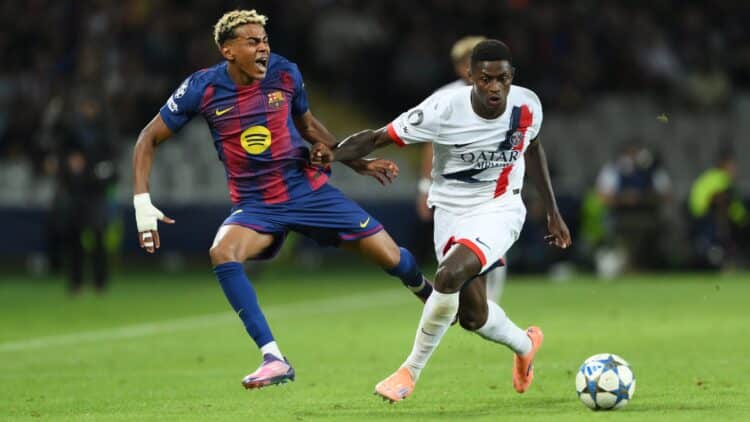 Nuno Mendes y Lamine Yamal pugnan por un balón.