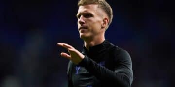 Dani Olmo, calentando con el Barcelona.
