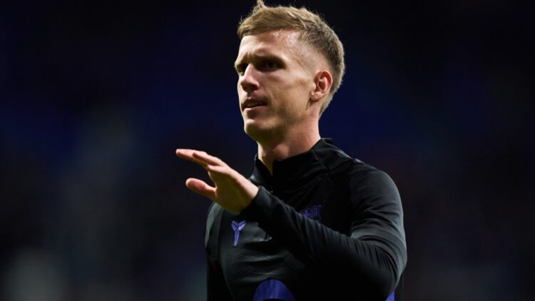 Dani Olmo, calentando con el Barcelona.