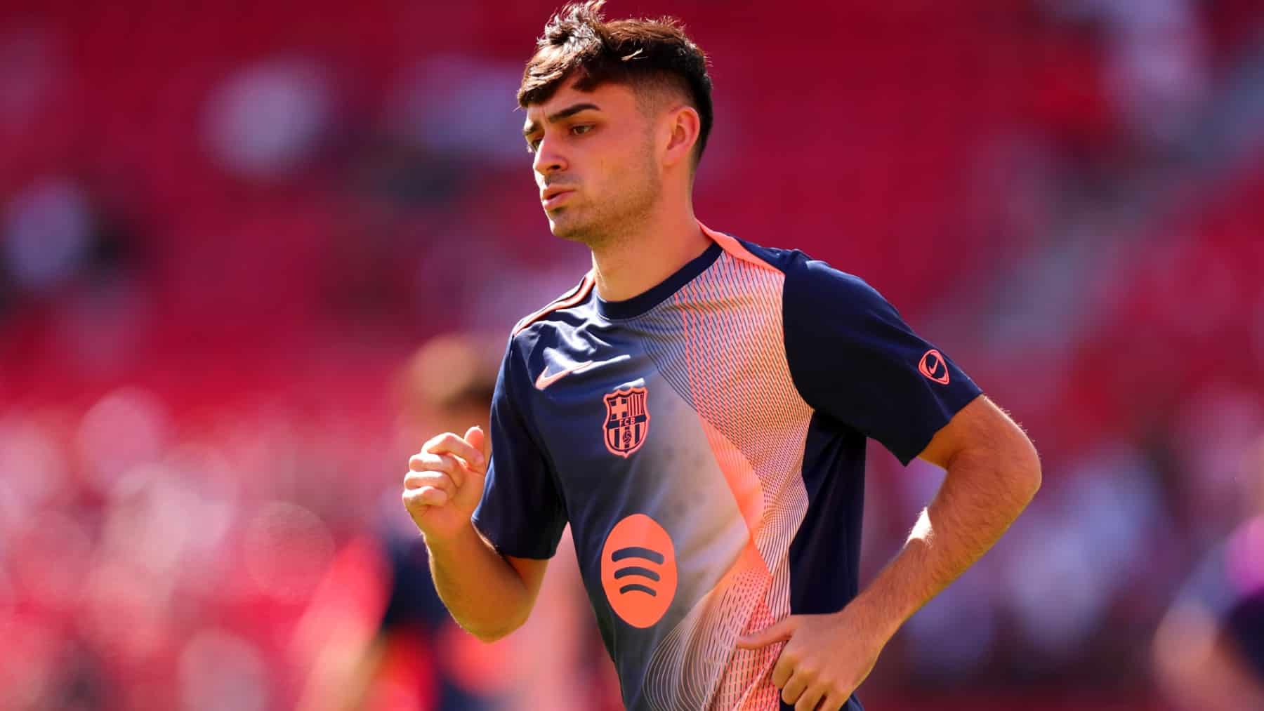 Pedri calienta antes del Sevilla - Barça.