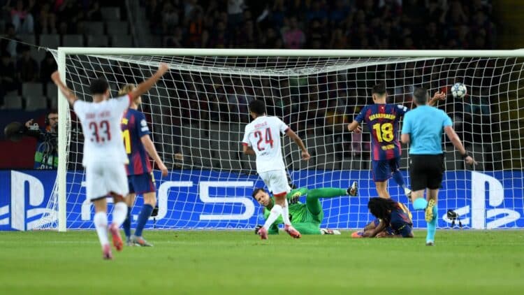 Imagen del primer gol del PSG contra el Barcelona.