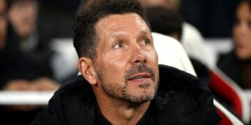 Simeone dirige al Atlético de Madrid en un partido fuera del Metropolitano