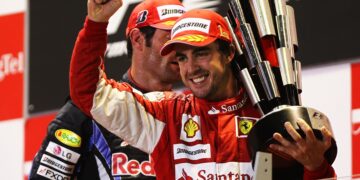 Fernando Alonso celebrando su victoria en el Gran Premio de Singapur 2010