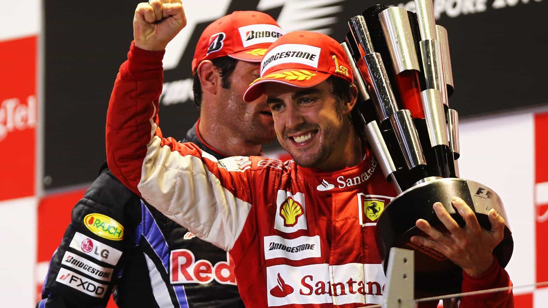 Fernando Alonso celebrando su victoria en el Gran Premio de Singapur 2010