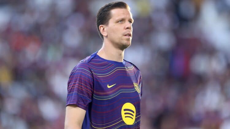 Szczesny, calentando con el Barcelona.