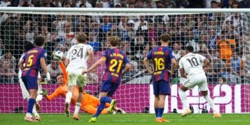 Szczesny, parándole el penalti a Kylian Mbappé.