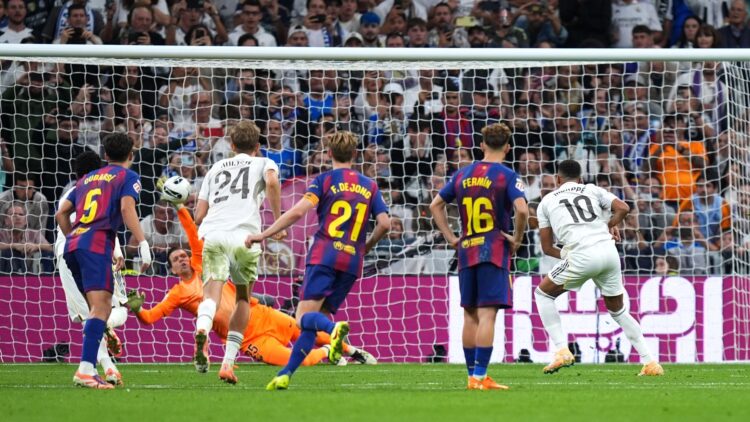 Szczesny, parándole el penalti a Kylian Mbappé.