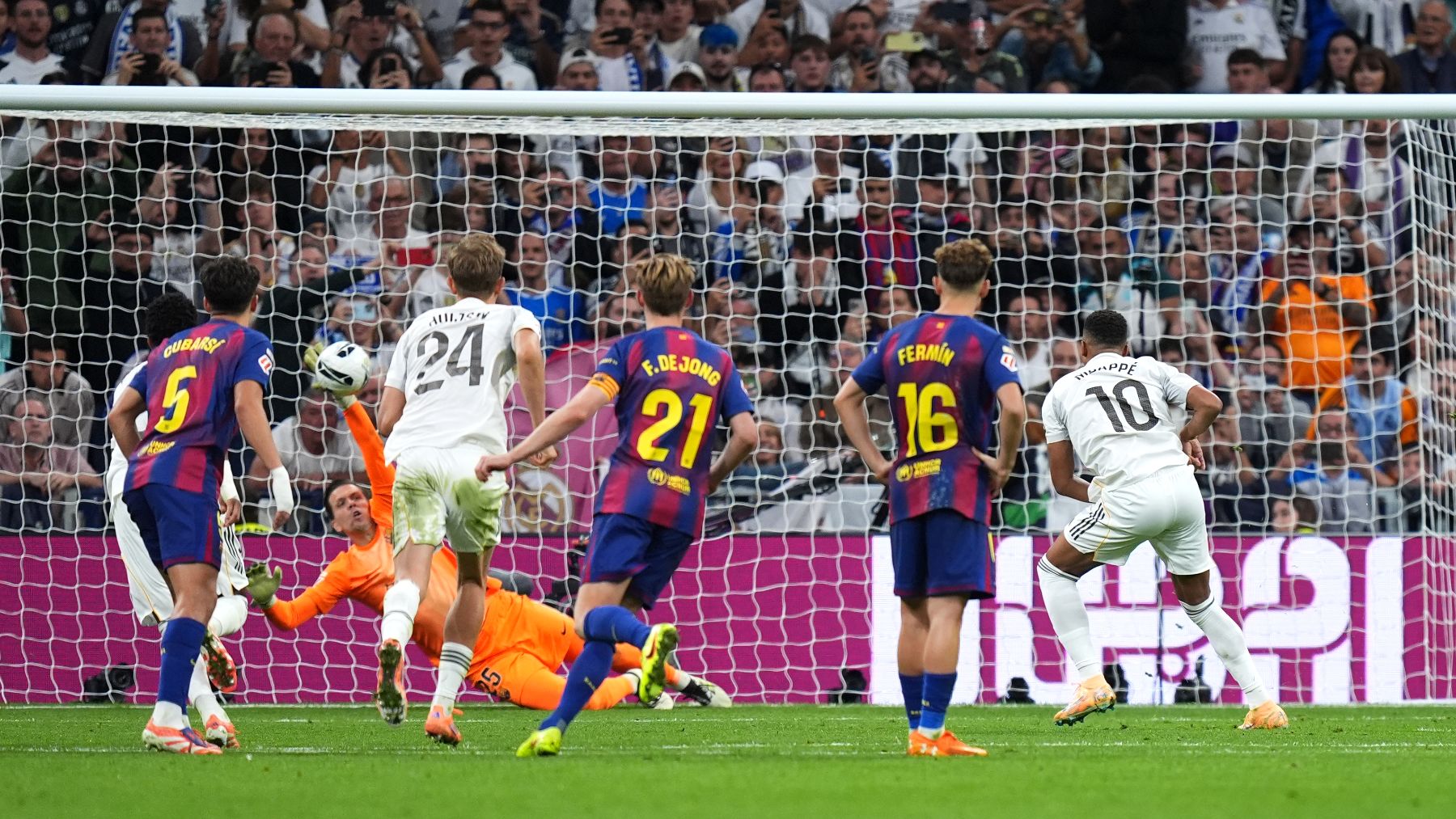 Szczesny, parándole el penalti a Kylian Mbappé.