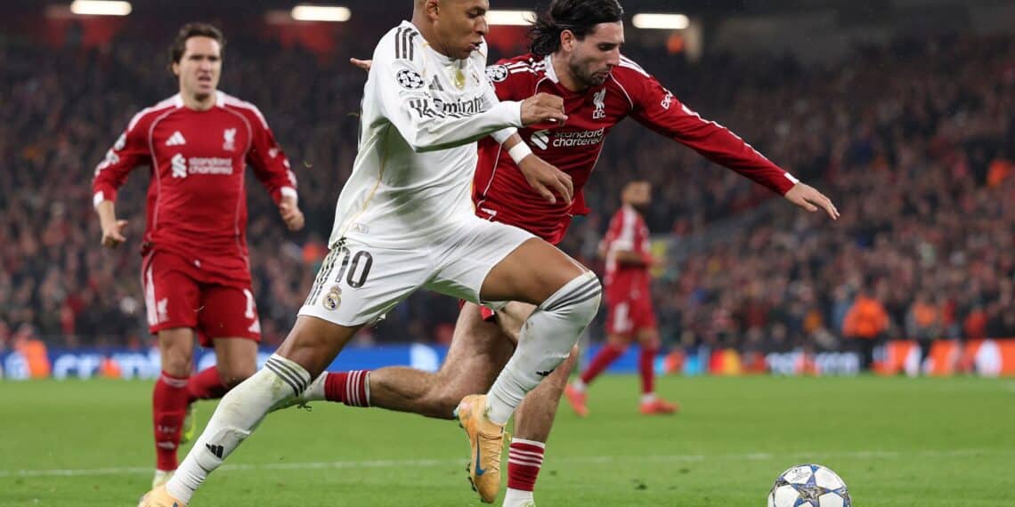 Disputa de balón entre Szoboszlai y Mbappé