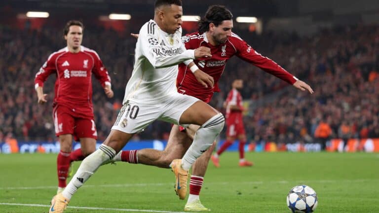 Disputa de balón entre Szoboszlai y Mbappé