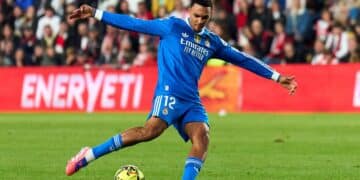 Trent golpea al balón en Vallecas