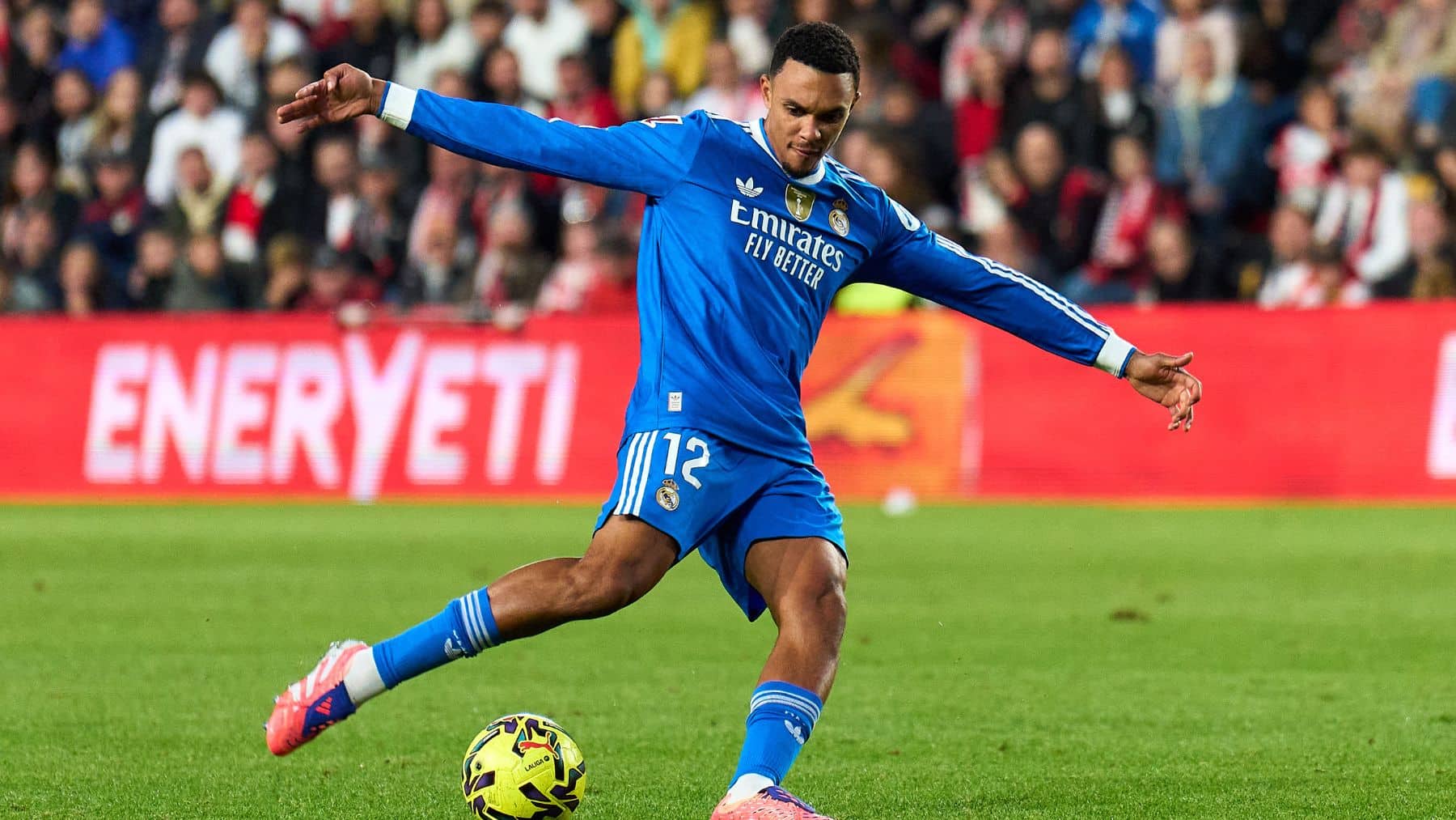 Trent golpea al balón en Vallecas