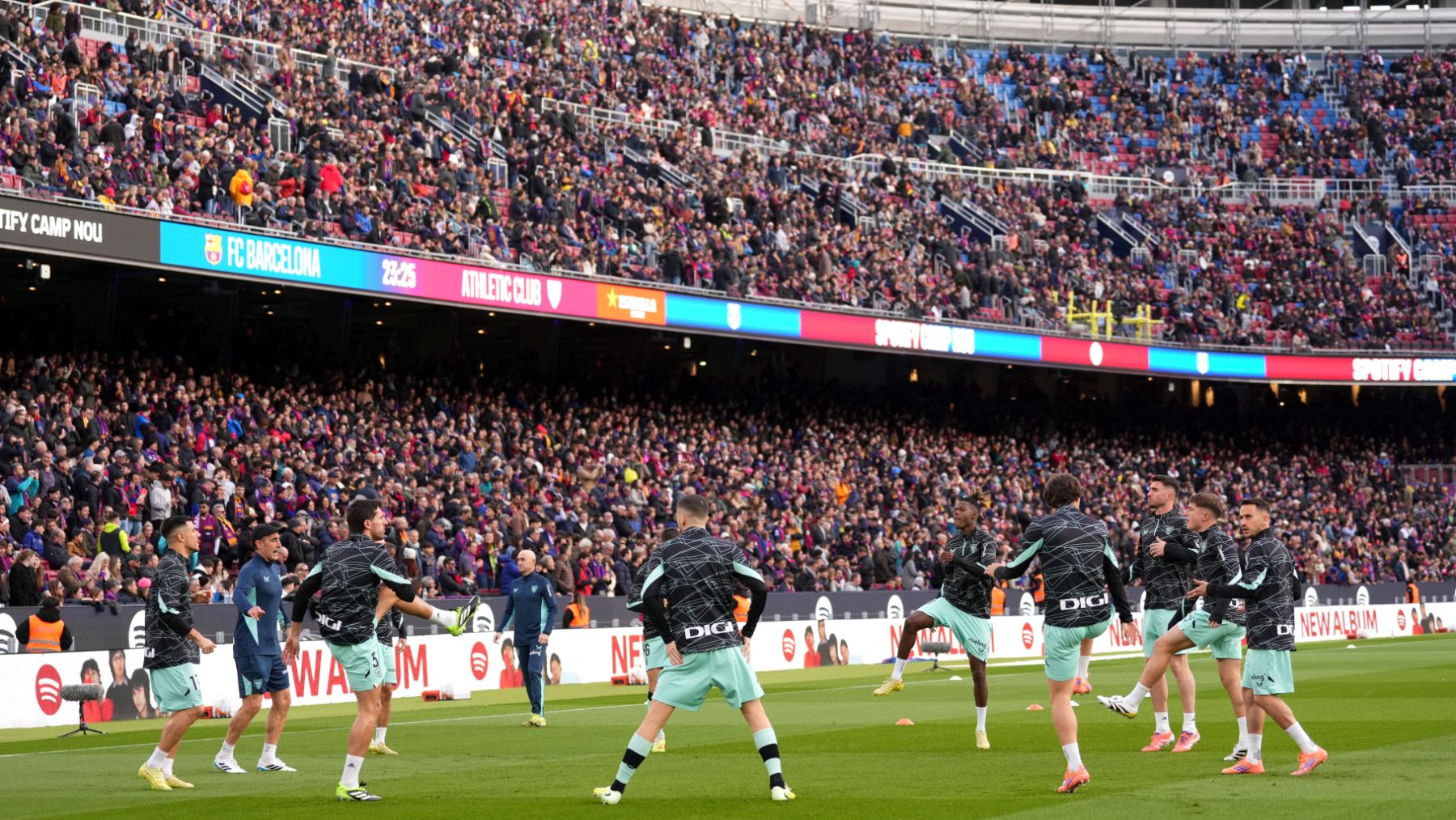 Los jugadores del Athletic, calentando en el Camp Nou.