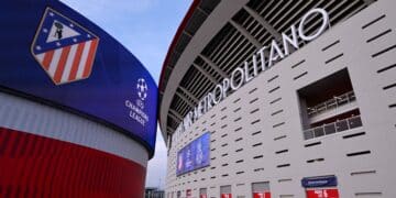 Imagen del escudo del Atlético en el Metropolitano.