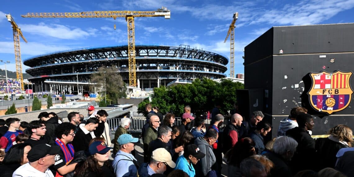 Los aficionados, entrando al Camp Nou.
