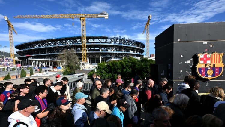 Los aficionados, entrando al Camp Nou.