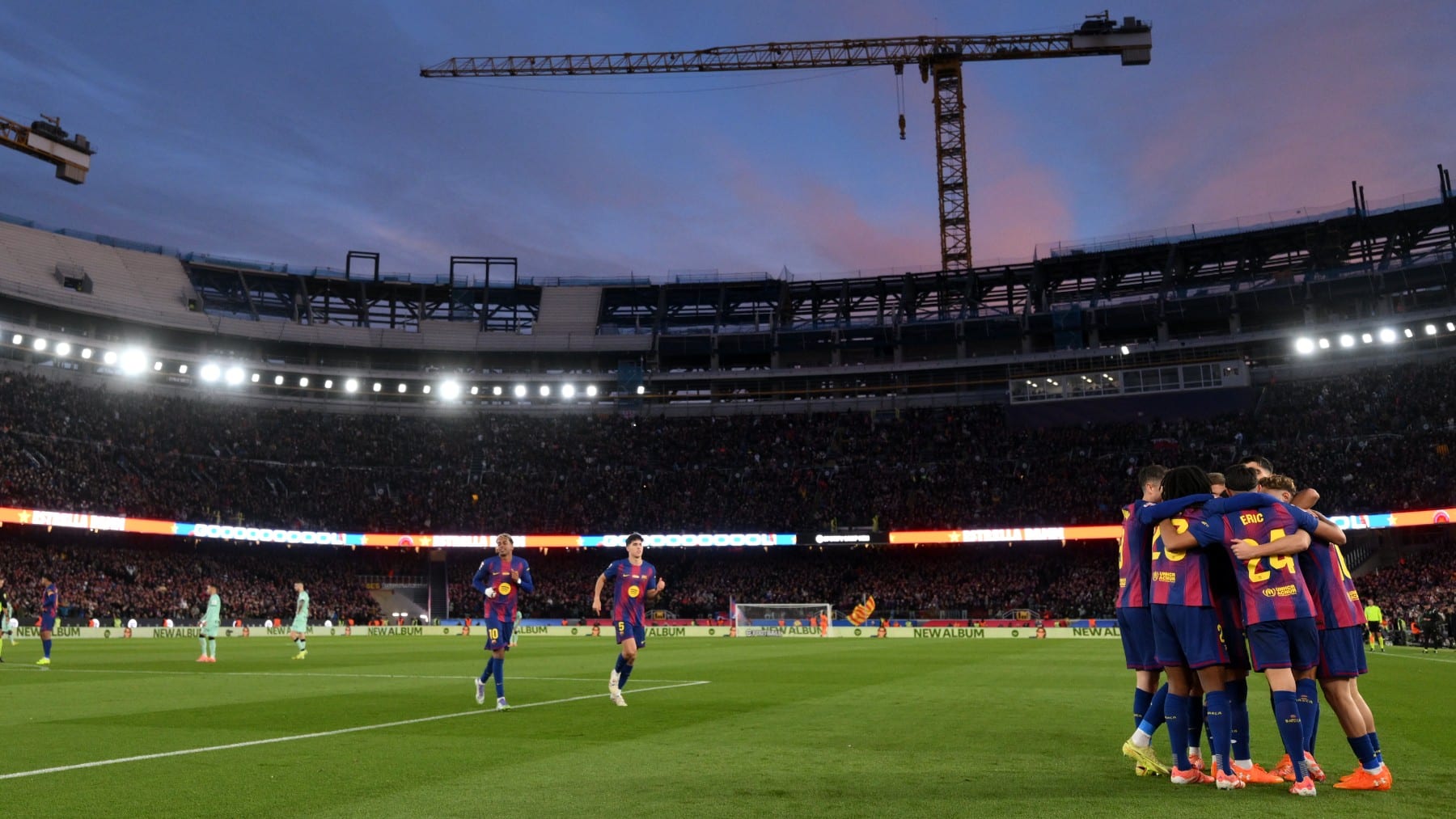 Los jugadores del Barcelona celebran en el Camp Nou.