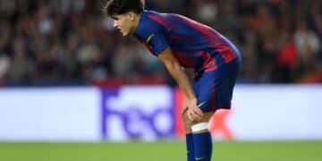 Pau Cubarsí, cabizbajo en un partido del Barcelona.