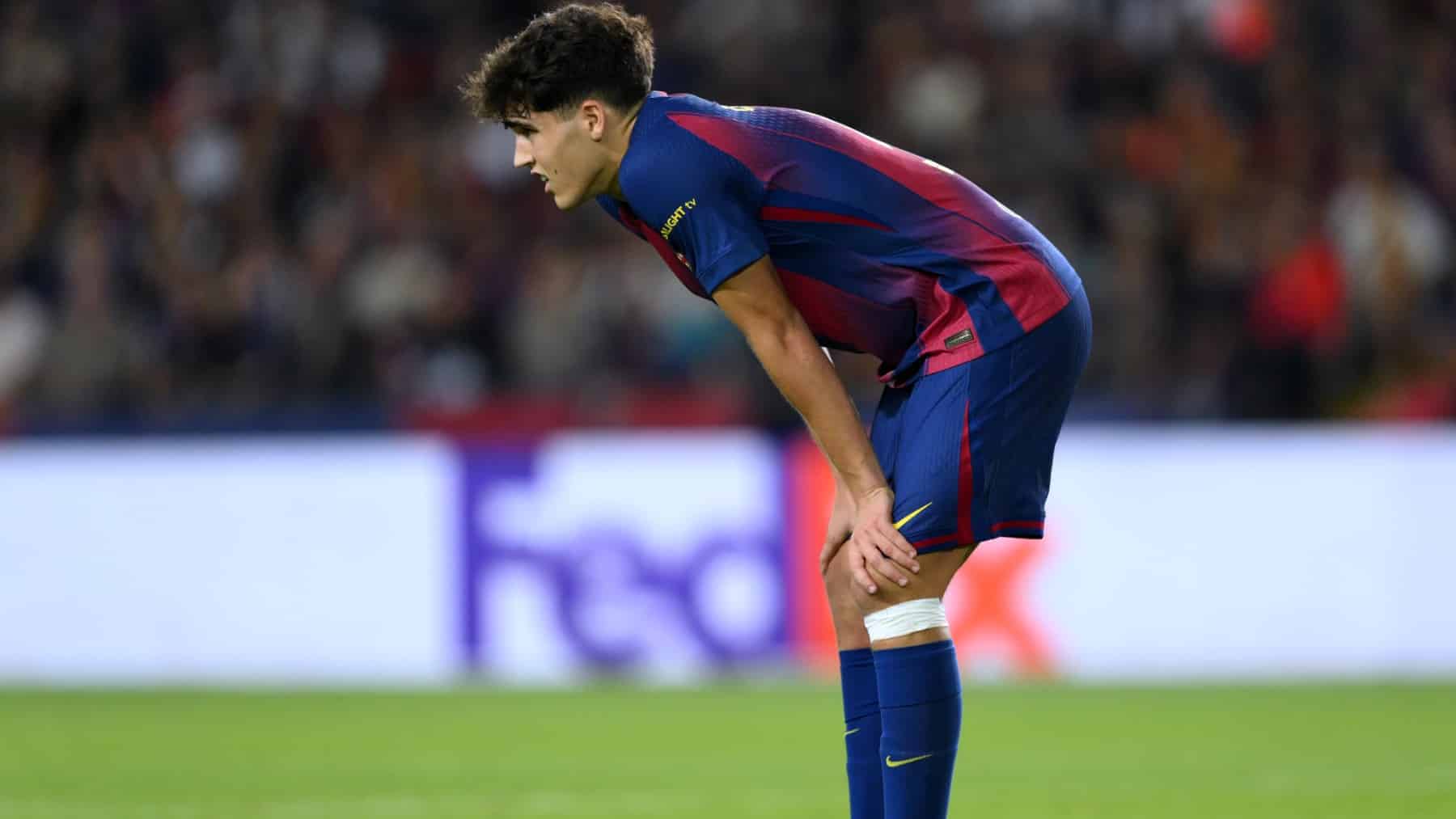 Pau Cubarsí, cabizbajo en un partido del Barcelona.