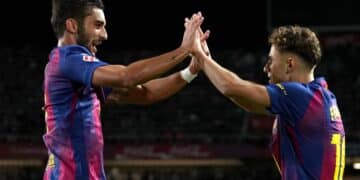 Fermín López celebra el gol con Ferran Torres.