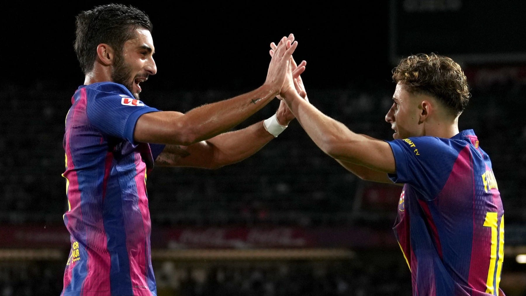 Fermín López celebra el gol con Ferran Torres.