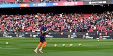 Joan García, calentando en el Camp Nou.