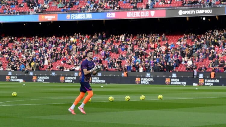 Joan García, calentando en el Camp Nou.