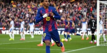 Lamine Yamal celebra su gol en el Barcelona - Alavés.