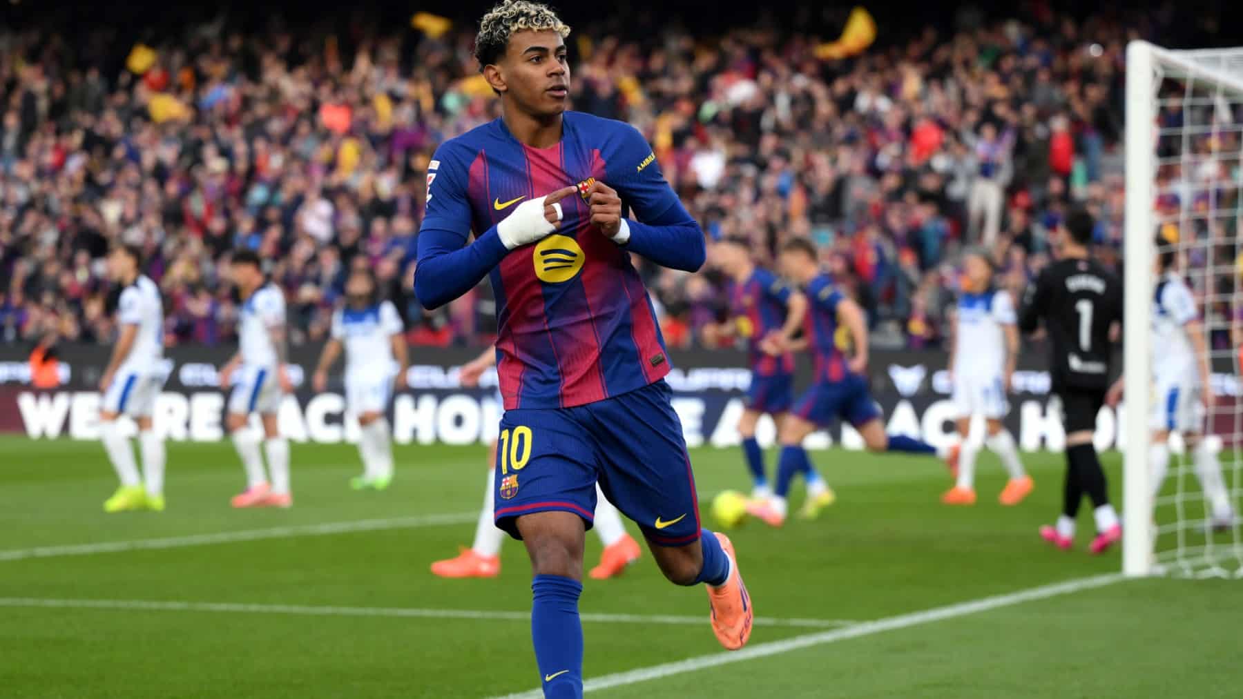 Lamine Yamal celebra su gol en el Barcelona - Alavés.