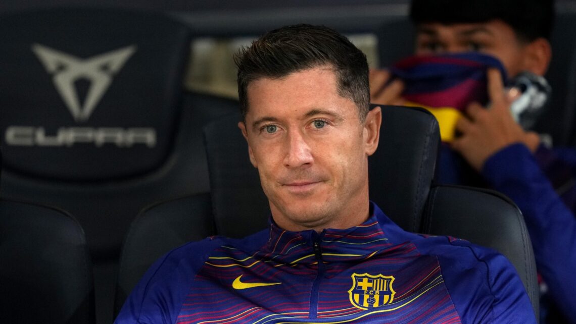 Lewandowski, en el banquillo con el Barça.