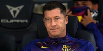Lewandowski, en el banquillo con el Barça.