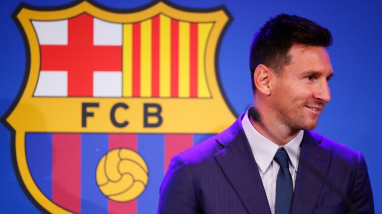Leo Messi, y el escudo del Barcelona.
