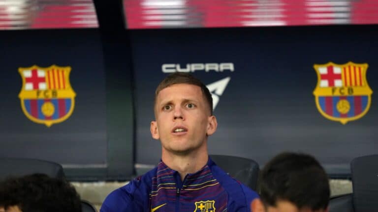 Dani Olmo, en el banquillo del Barcelona.