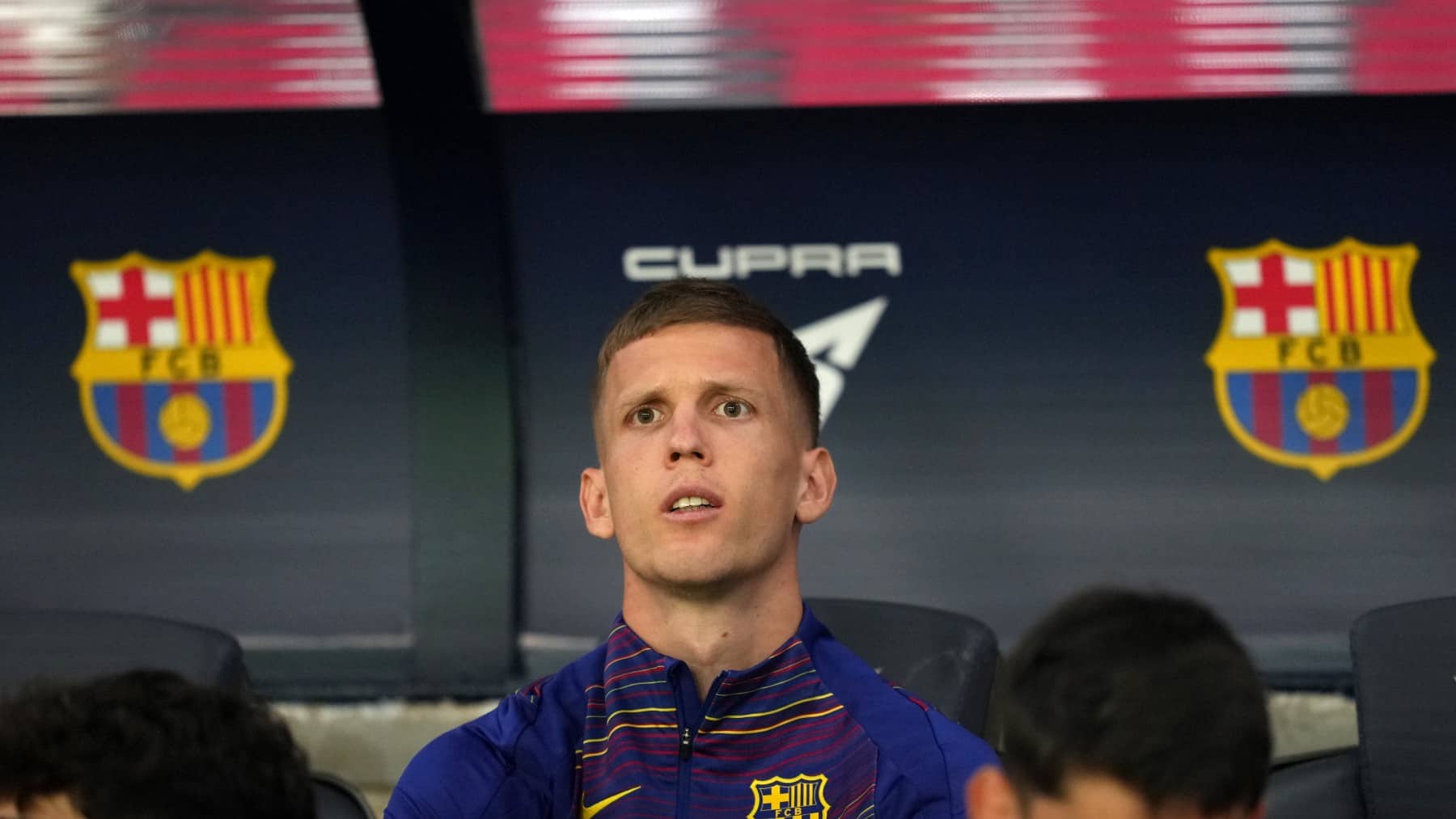 Dani Olmo, en el banquillo del Barcelona.