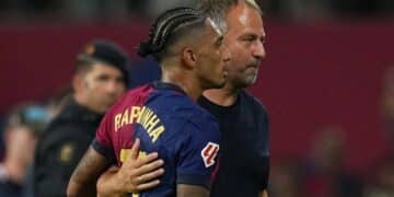 Raphinha y Hansi Flick, en una foto de archivo.