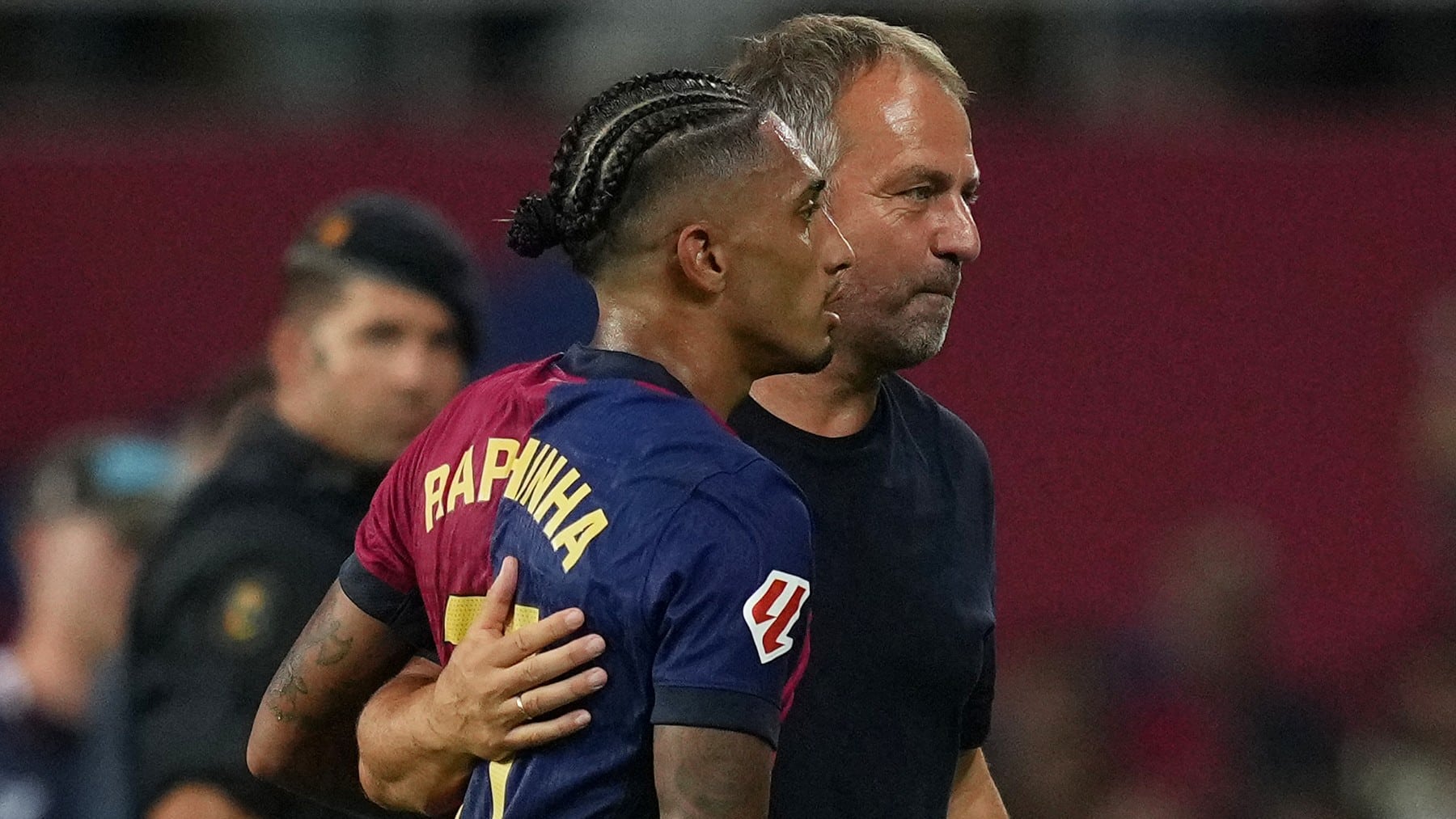 Raphinha y Hansi Flick, en una foto de archivo.