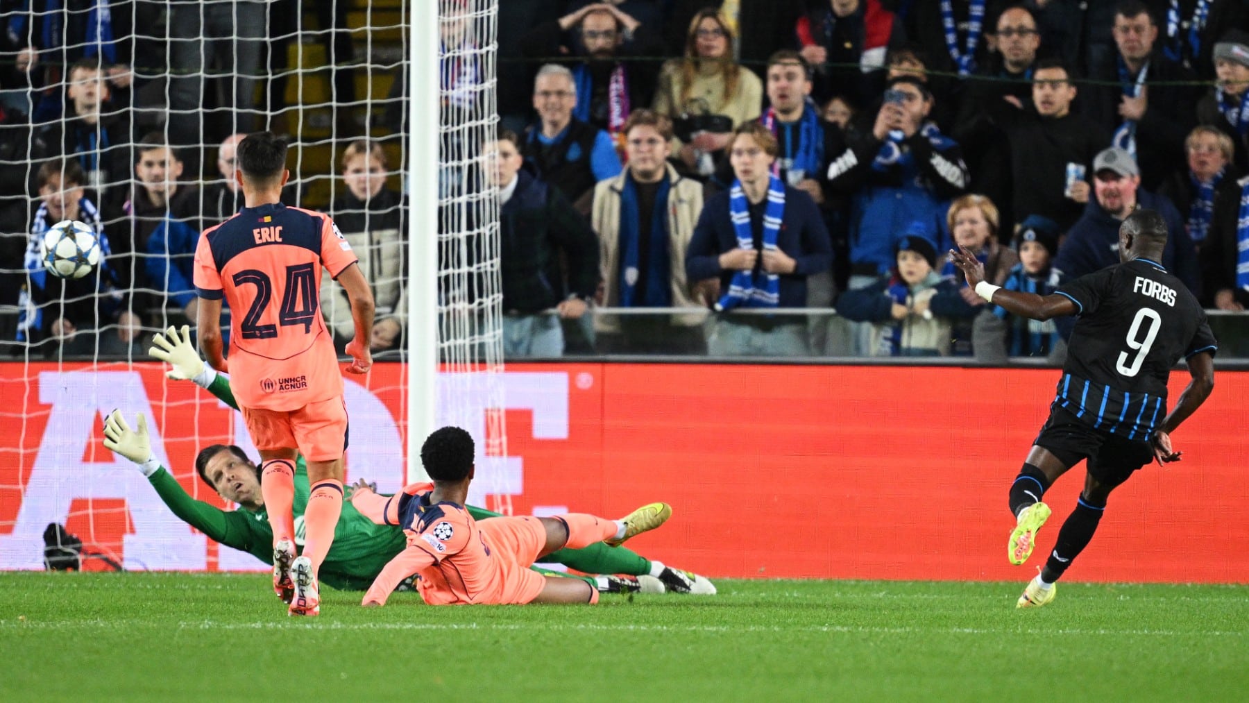 Szczesny, encajando un gol en el Brujas-Barcelona.