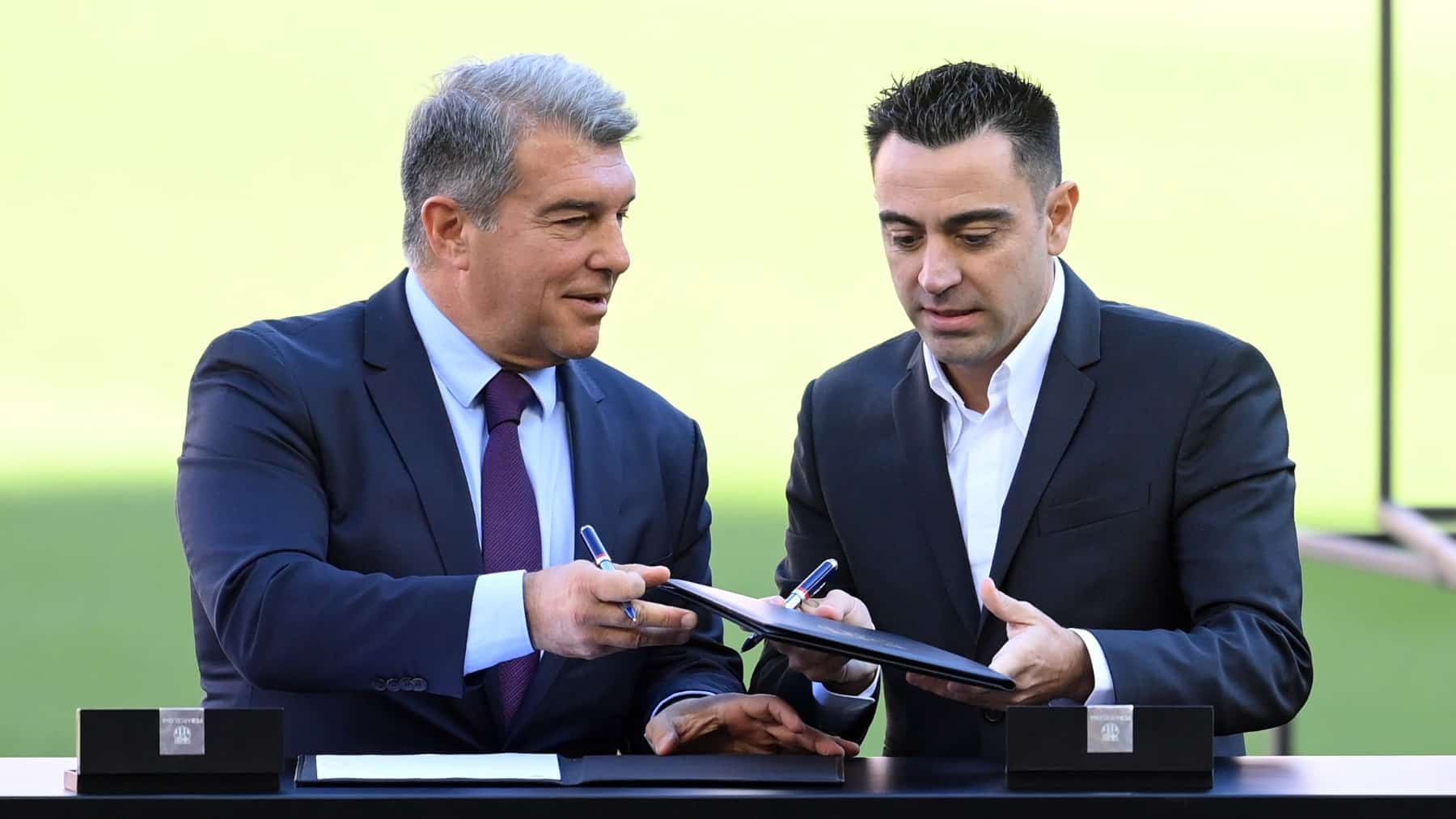 Joan Laporta y Xavi Hernández.