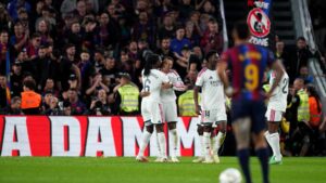 Camavinga y Mbappé se abrazan junto a Tchouaméni tras un gol del Real Madrid en el Camp Nou