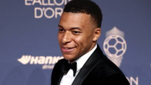 Kylian Mbappé sonríe con pajarita a su llegada a la gala del Balón de Oro 2026 en el Palladium de Londres