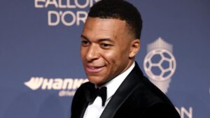 Kylian Mbappé con esmoquin en la gala del Balón de Oro 2026 en Londres