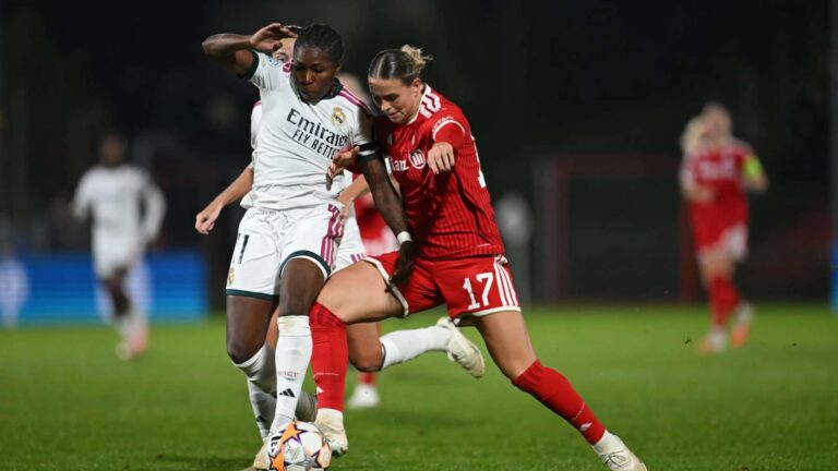 Una jugadora del Real Madrid protege el balón ante la presión de una futbolista del Bayern en el Stadion Am Sportpark de Múnich