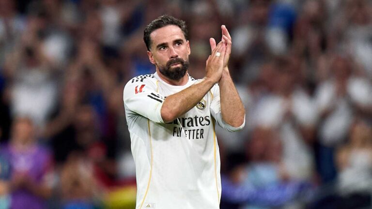Dani Carvajal aplaude a la afición del Santiago Bernabéu con la camiseta del Real Madrid